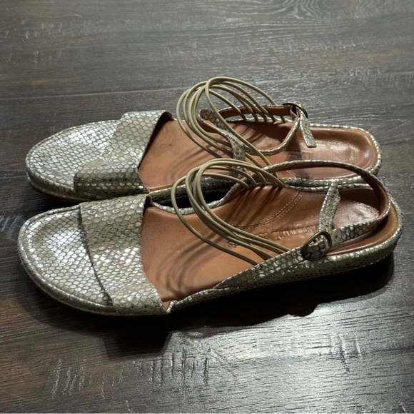 L’Amour Des Pieds Gold Silver Snake Print Leather Sandals Size 7.5 Women - Picture 5 of 11